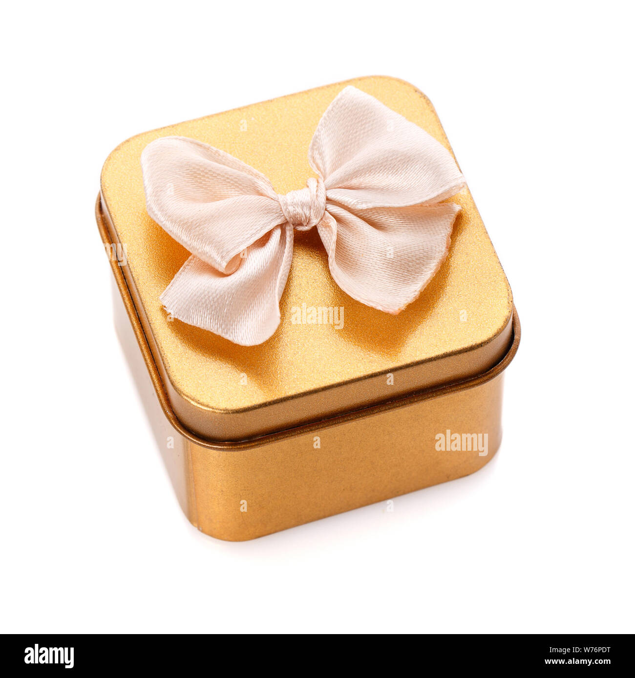 Scatola regalo in oro isolata su bianco. Regalo classico Foto Stock