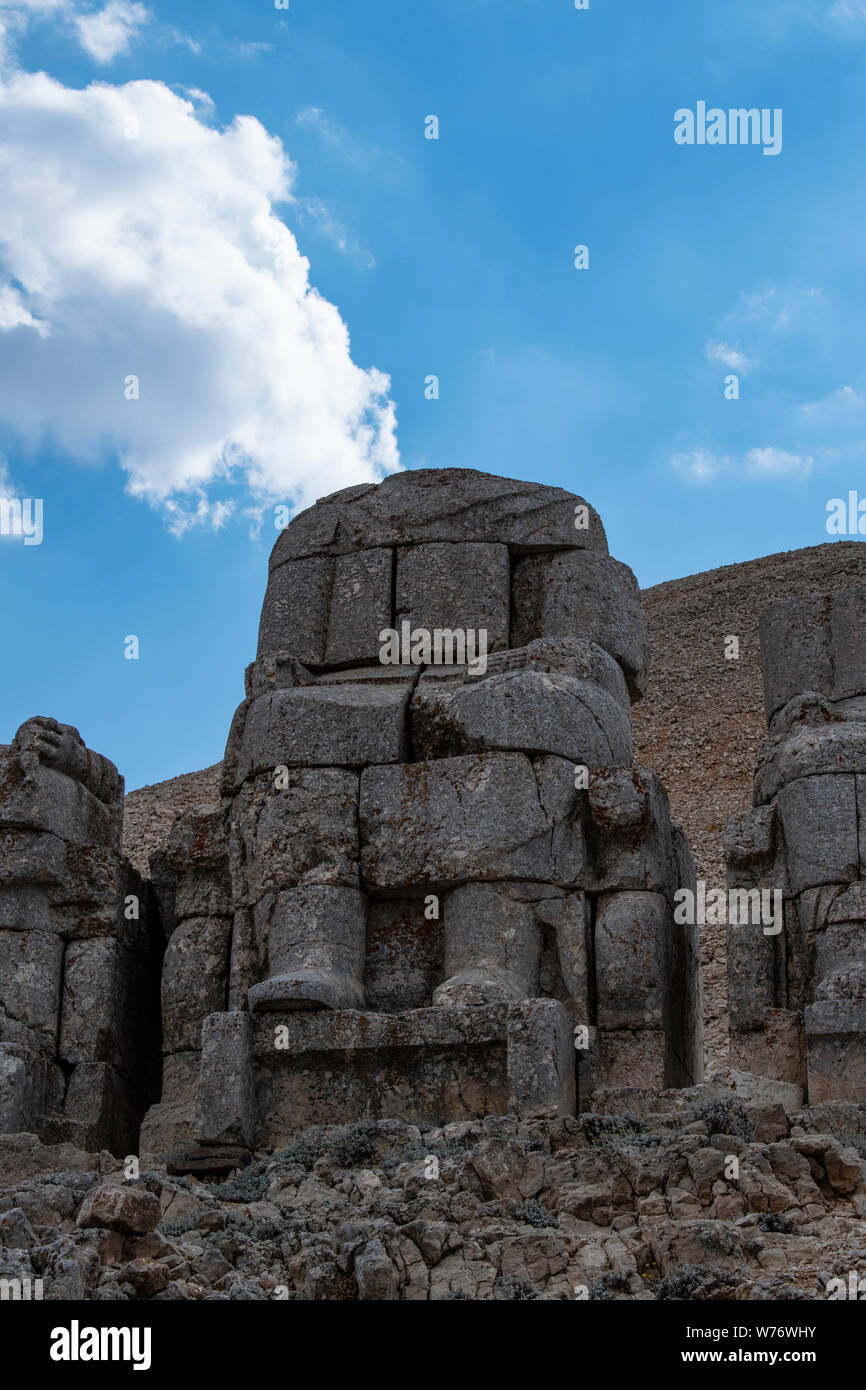 Turchia: est terrazza del Nemrut Dagi, monte Nemrut dove nel 62 A.C. il re Antioco I Theos di Commagene costruita una tomba-santuario fiancheggiata da enormi statue Foto Stock