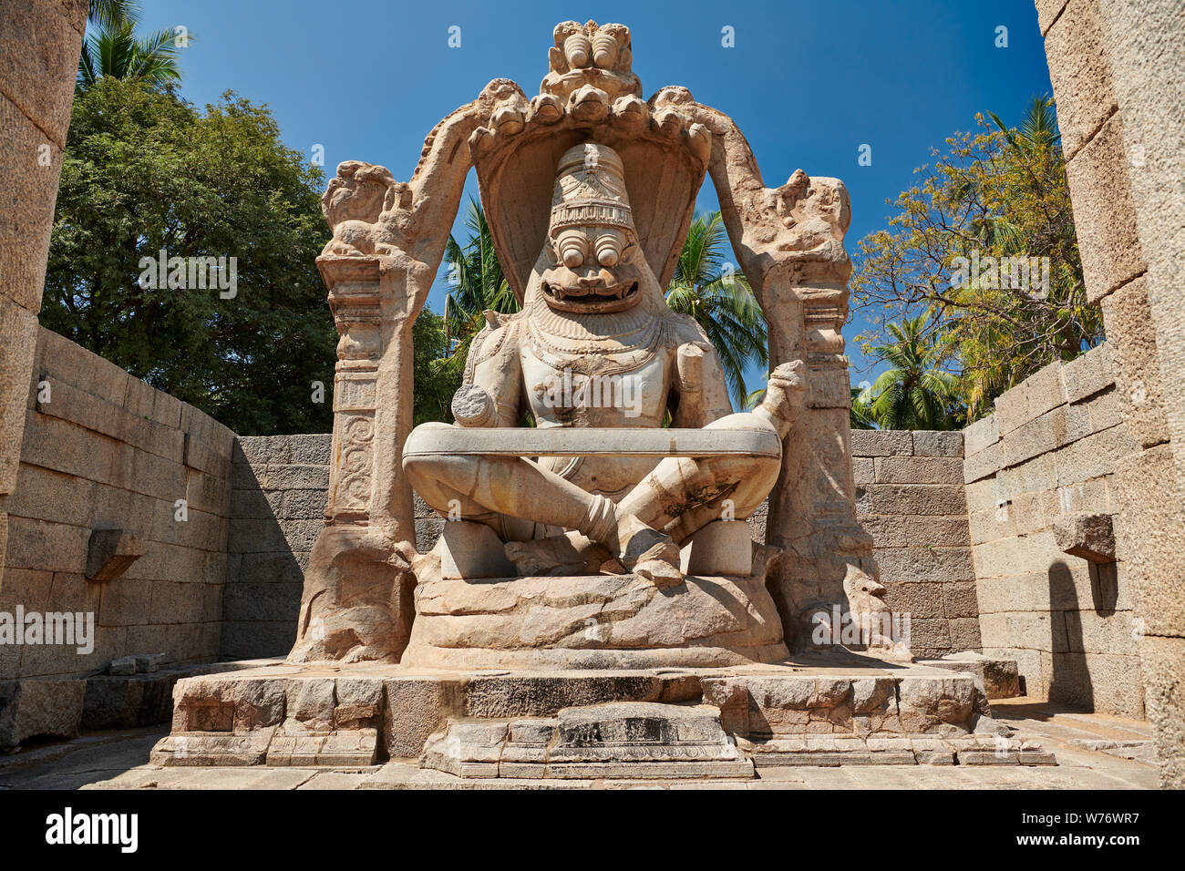 Laksmi Narasimha tempio, Yoga-Narasimha monoliti scolpiti in-situ., Hampi, UNESCO sito heritge, Karnataka, India Foto Stock