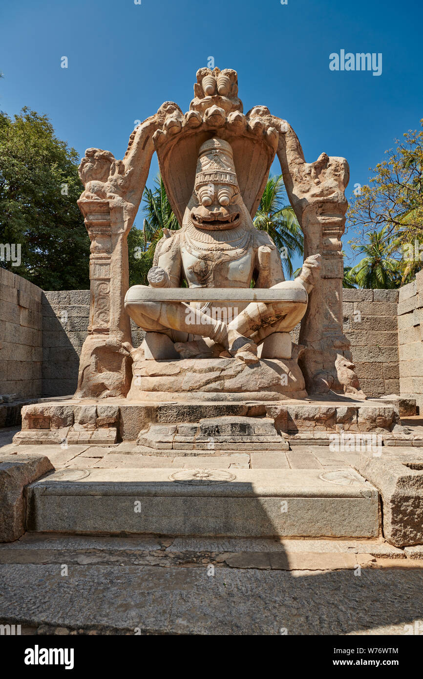 Laksmi Narasimha tempio, Yoga-Narasimha monoliti scolpiti in-situ., Hampi, UNESCO sito heritge, Karnataka, India Foto Stock