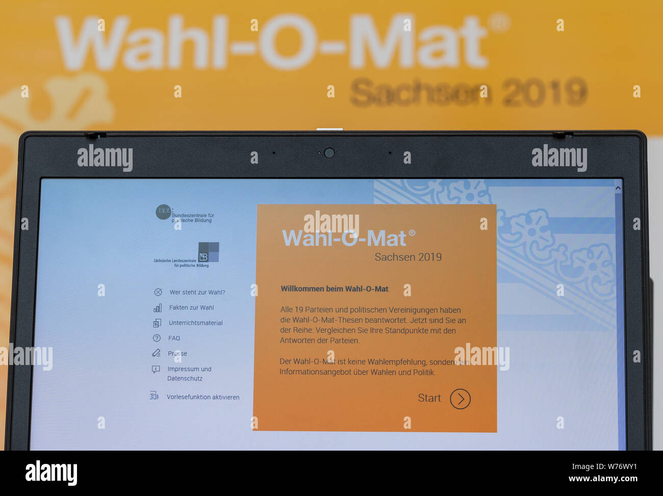 Dresden, Germania. 05 Ago, 2019. Un computer portatile con la homepage aprire mostra la Wahl-O-Mat del Sassone Agenzia di Stato per l'educazione politica durante la presentazione in stato sassone in Parlamento. Con il Wahl-O-Mat, gli utenti possono informarsi circa le posizioni delle parti in esecuzione per il 2019 alle elezioni statali sulla base di 38 tesi di laurea su vari settori politici. Credito: Robert Michael/dpa-Zentralbild/dpa/Alamy Live News Foto Stock