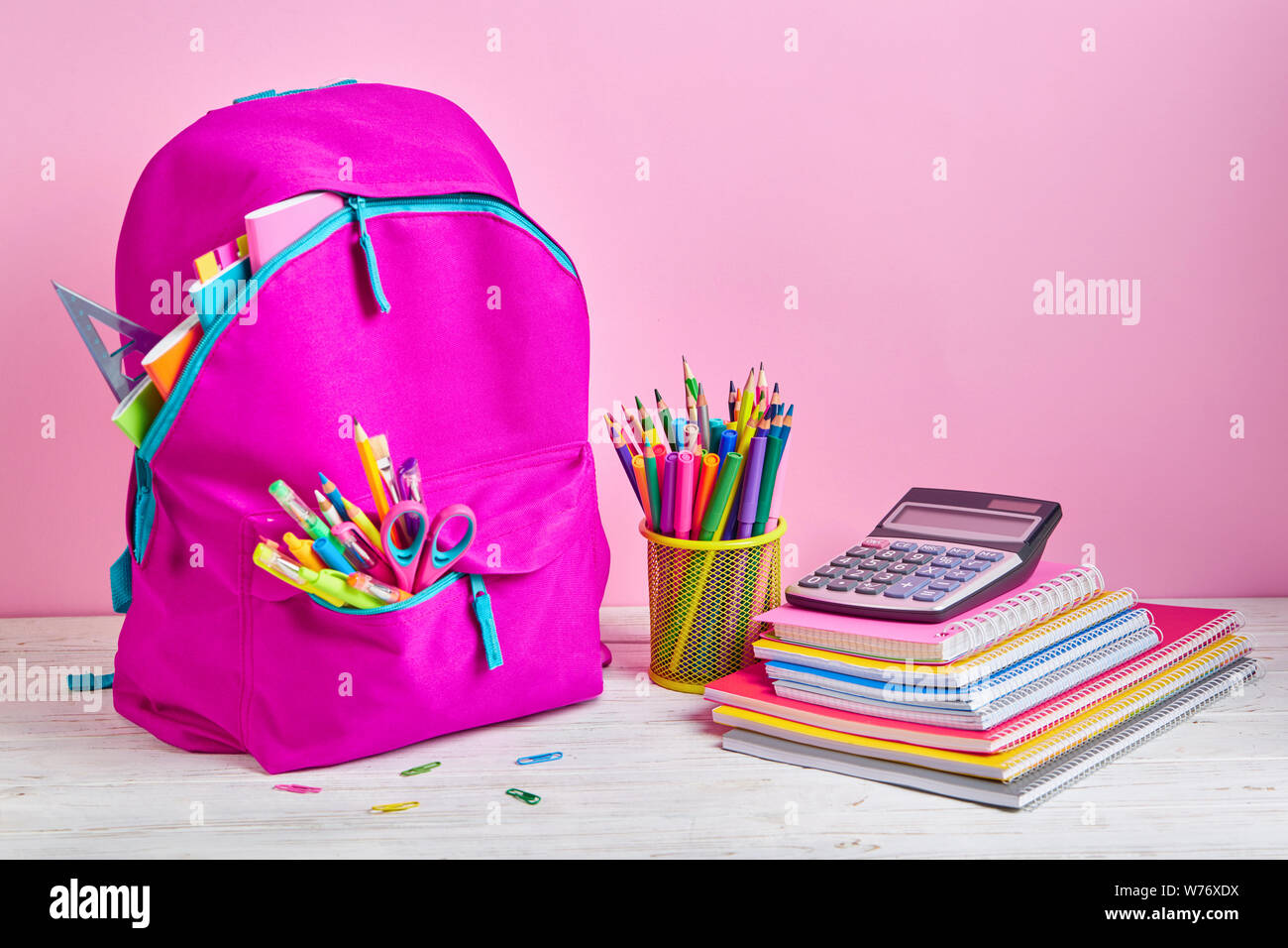 La composizione è costituita da una cancelleria scuola a colori Foto Stock