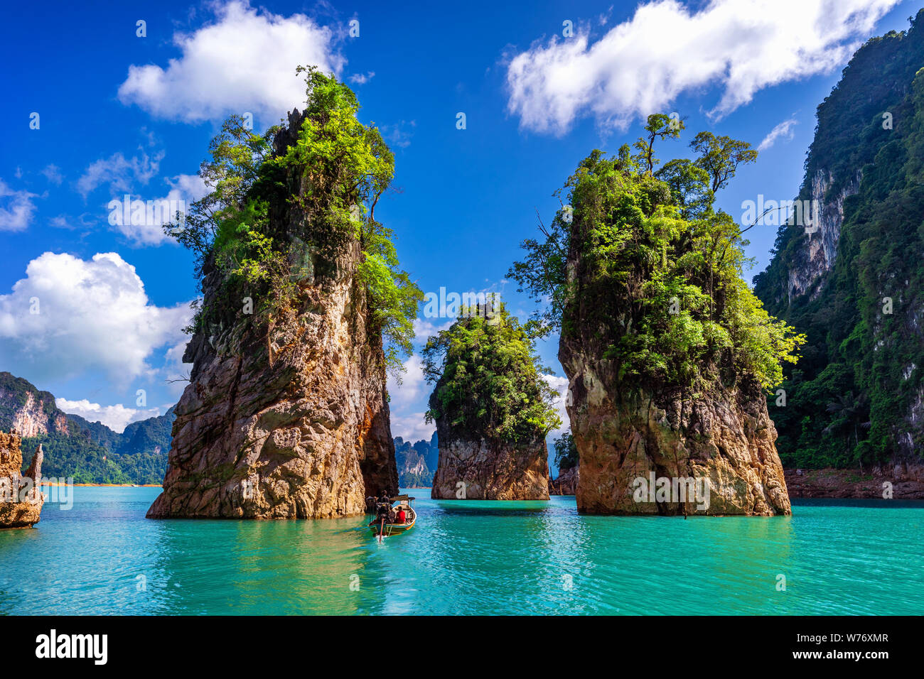 Belle montagne Ratchaprapha diga a Khao Sok National Park, Surat Thani Provincia, Thailandia. Foto Stock