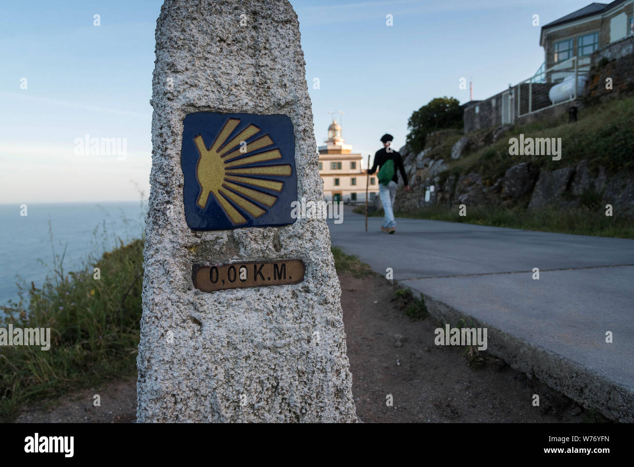 Pellegrino sul Camino Fisterra, Via di San Giacomo in Spagna, che collega Santiago de Compostela a Capo Finisterre. Kilometro Zero marcatore (chilometro 0) con Foto Stock