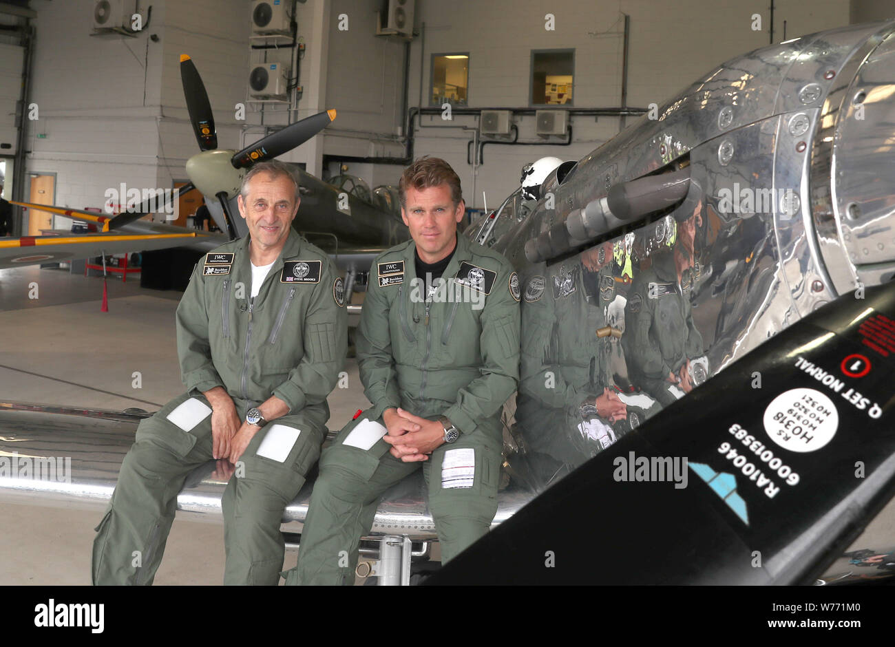 Argento IWC Spitfire piloti Matt Jones (destra) e Steve Boultbee Brooks con loro restaurato recentemente MK IX Spitfire a Goodwood aerodromo. La coppia sta cercando di battere la MK IX Spitfire denominato 'Silver Spitfire" in tutto il mondo nella prima circumnavigazione del globo da parte di un piano di spitfire. Foto Stock