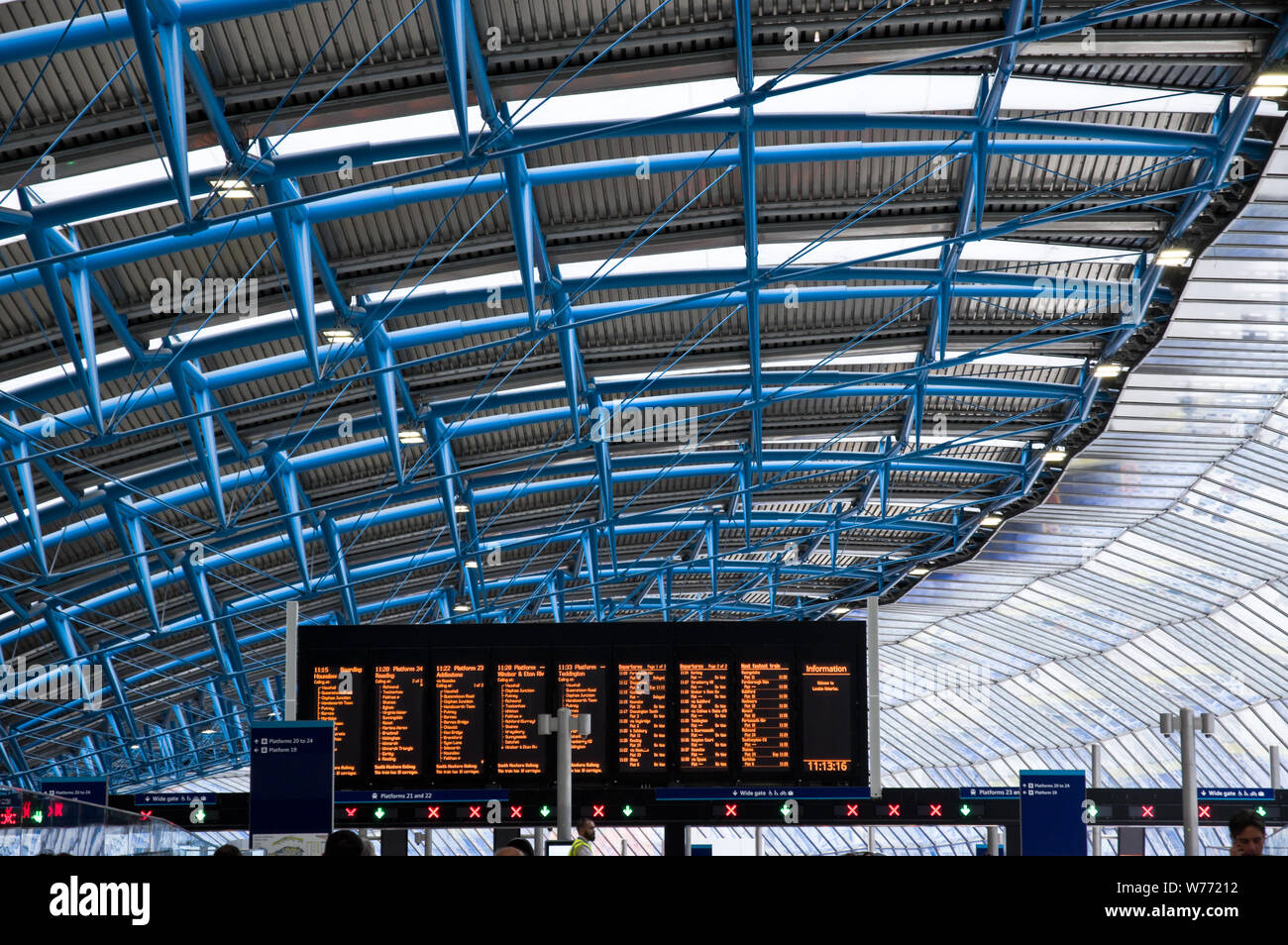 Una scheda di partenza presso la stazione di Waterloo, Londra, Regno Unito. Foto Stock