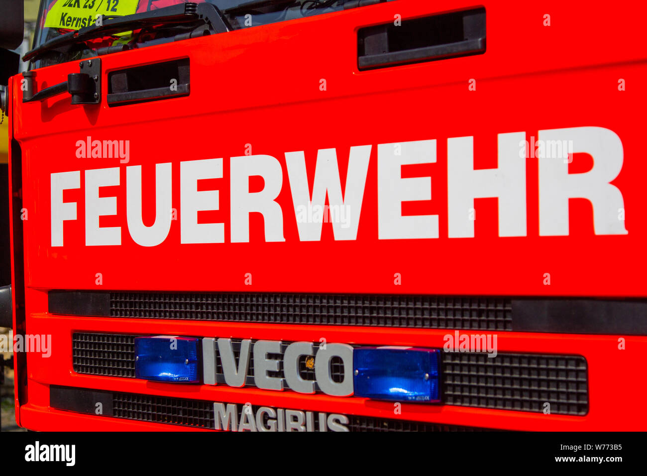 PEINE / GERMANIA - Giugno 22, 2019: Iveco Magirus scaletta rotante dal tedesco dei vigili del fuoco Peine si erge su un evento pubblico, giorno di uniforme. Feuerwehr m Foto Stock