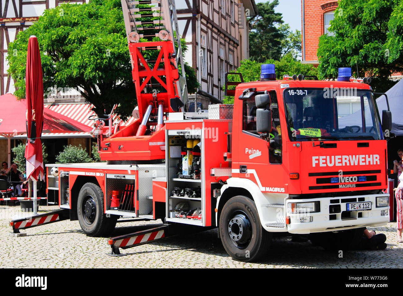 PEINE / GERMANIA - Giugno 22, 2019: Iveco Magirus scaletta rotante dal tedesco dei vigili del fuoco Peine si erge su un evento pubblico, giorno di uniforme. Feuerwehr m Foto Stock