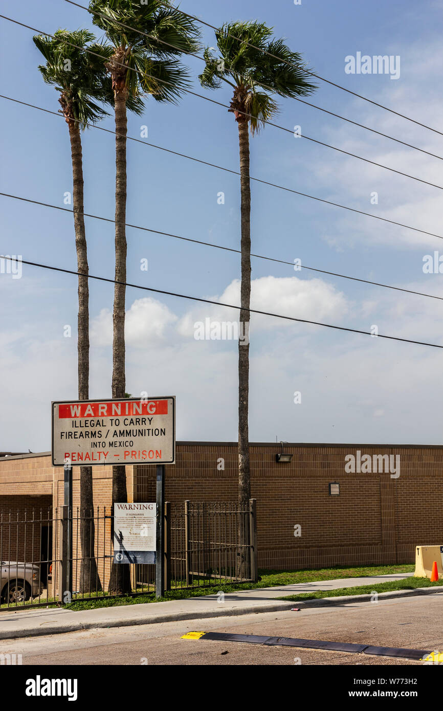 Entrata in Messico. U.S doganali e di frontiera segno dell'Agenzia. Roma, Texas, Stati Uniti d'America. Foto Stock