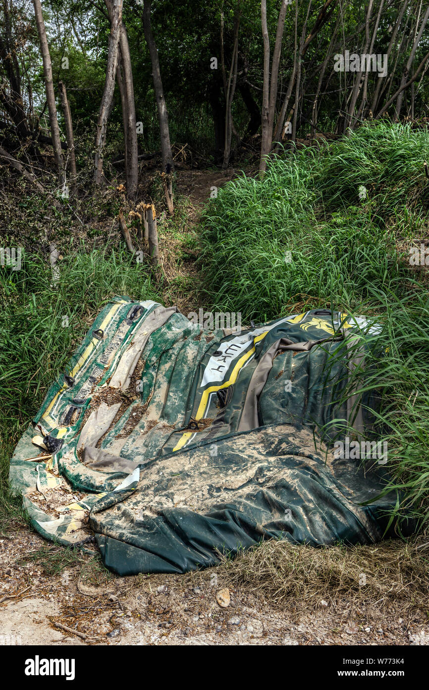 Scartato gommoni usati dai migranti per attraversare il fiume Rio Grande, che si trova sul lato USA in Roma, Texas, Stati Uniti d'America Foto Stock