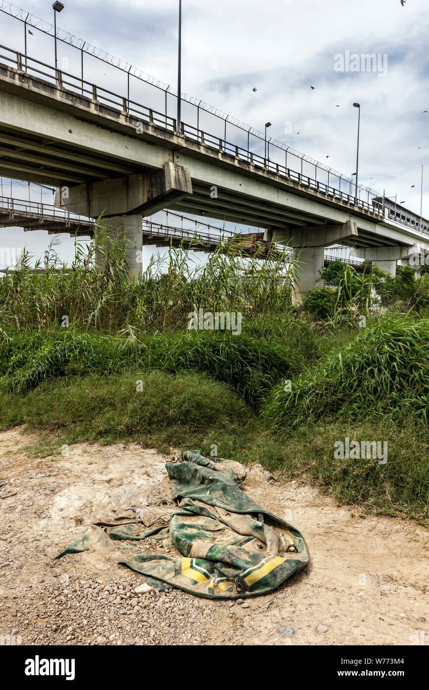 Scartato gommoni usati dai migranti per attraversare il fiume Rio Grande, che si trova sul lato USA in Roma, Texas, Stati Uniti d'America Foto Stock