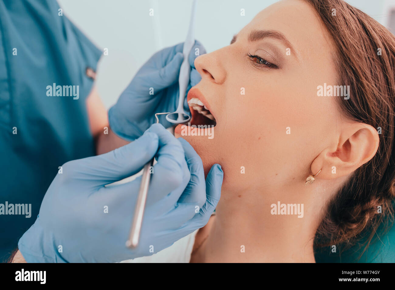 Colpo di Testa di donna di ottenere denti esame con apparecchiatura dentale Foto Stock