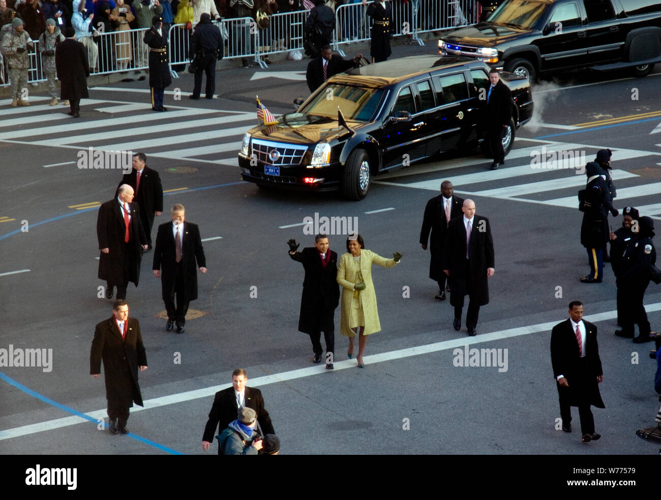 2009 sfilata inaugurale, Gennaio 24th. Barack e Michelle Obama a piedi nella parte anteriore del nuovo inaugurali Presidenziali auto, Pennsylvania Avenue a 15th Street, N.W., Washington D.C Descrizione fisica: 1 Foto : Digital, file TIFF a colori. Note: Foto Stock