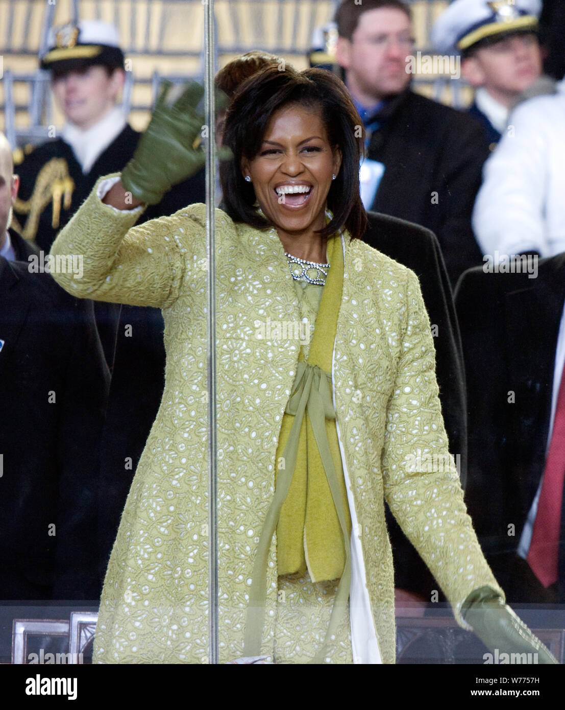 2009 sfilata inaugurale. Michelle Obama le onde a folla in parata dal supporto di visualizzazione di fronte alla Casa Bianca di Washington, D.C. Descrizione fisica: 1 Foto : Digital, file TIFF a colori. Note: Foto Stock