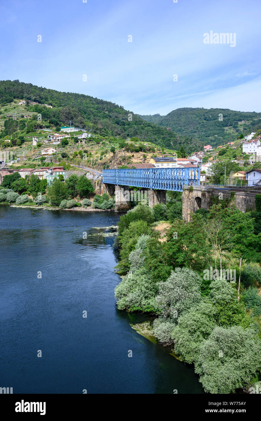 La confluenza di Mino e Sil fiumi presso il piccolo villaggio di Os Peares, nella Ribeira Sacra regione vinicola, sul confine di Orense e aletta Foto Stock