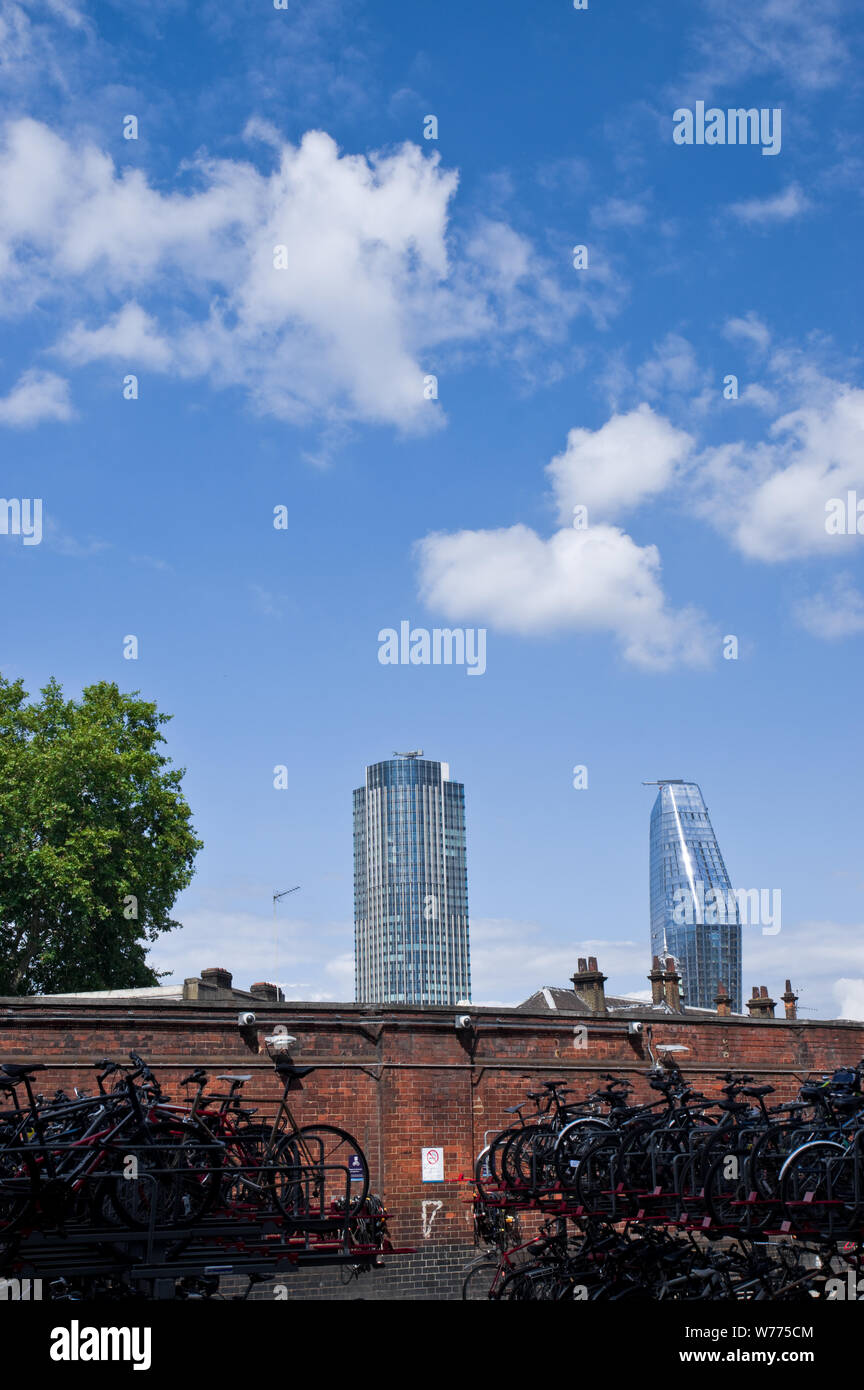 Uno Blackfriars, noto anche come "vaso", e la torre di Southbank salire al di sopra di contastingly case basse e biciclette memorizzati presso la stazione di Waterloo. Londra, Regno Unito Foto Stock