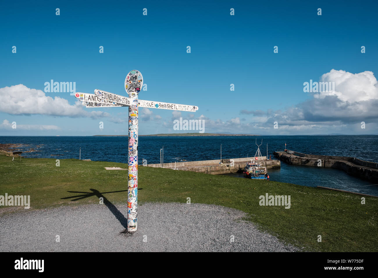 John O'Semole, Caithness in Scozia - 6 maggio 2019. Un cielo azzurro e sole sul cartello iconico di John O'Semole di Caithness a nord-est t Foto Stock