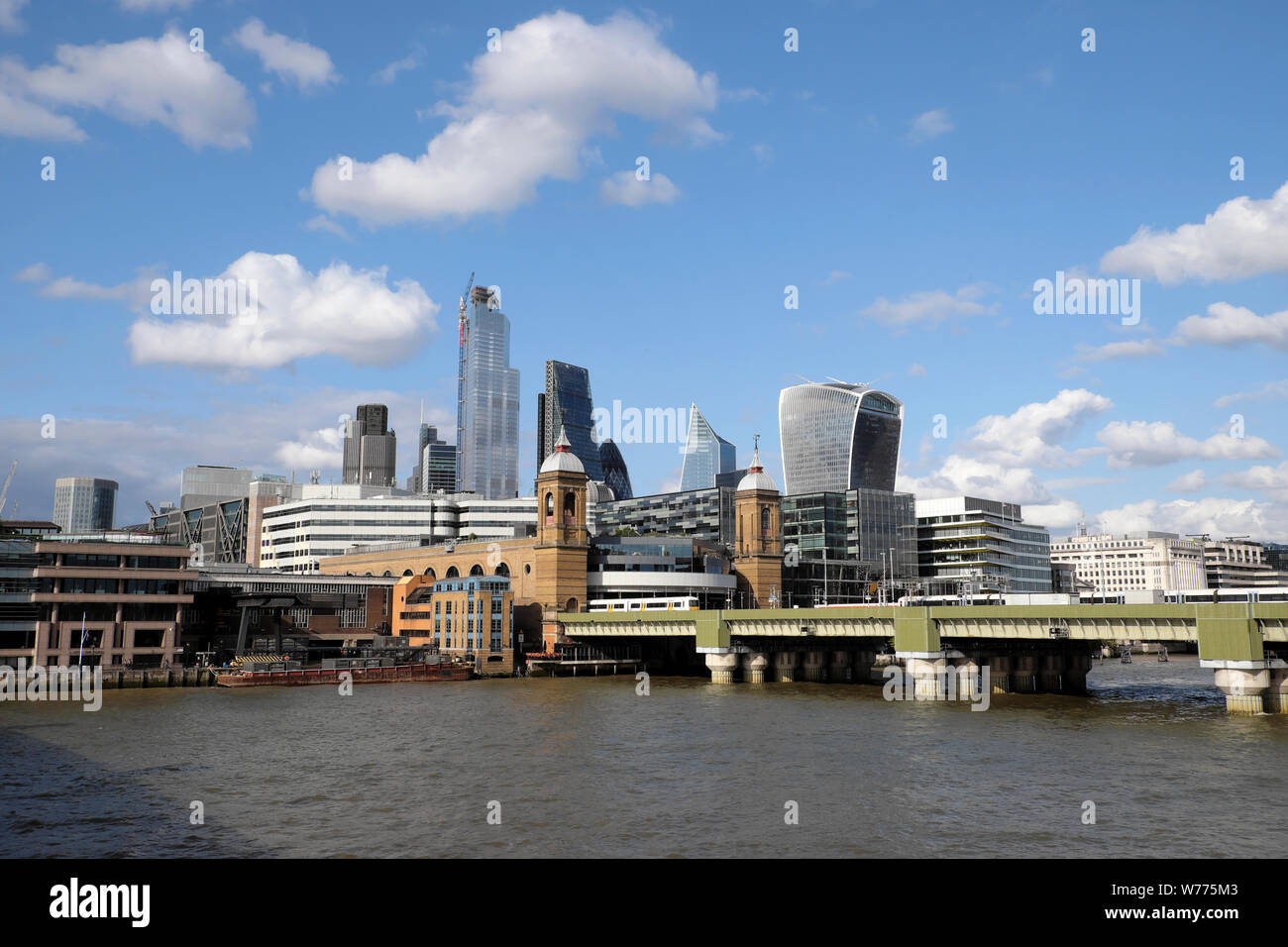 Vista dal fiume Tamigi di grattacieli, Walbrook Wharf e Cannon Street Station treno sul ponte ferroviario nella città di Londra Inghilterra KATHY DEWITT Foto Stock