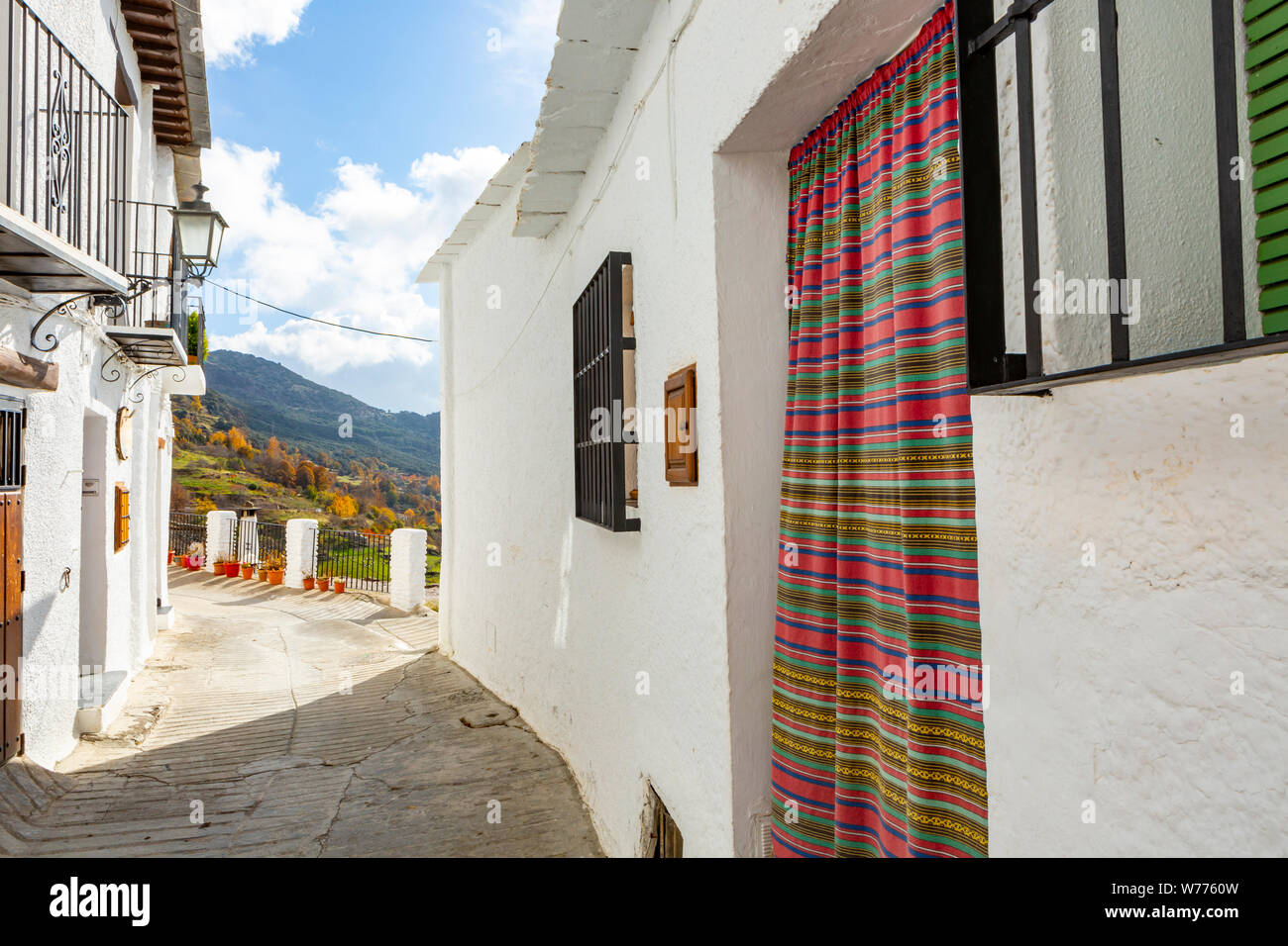 Capileira, Spain-November 15,2018: facciata di casa nel villaggio bianco di Capileira in Sierra nevada,Spagna Foto Stock