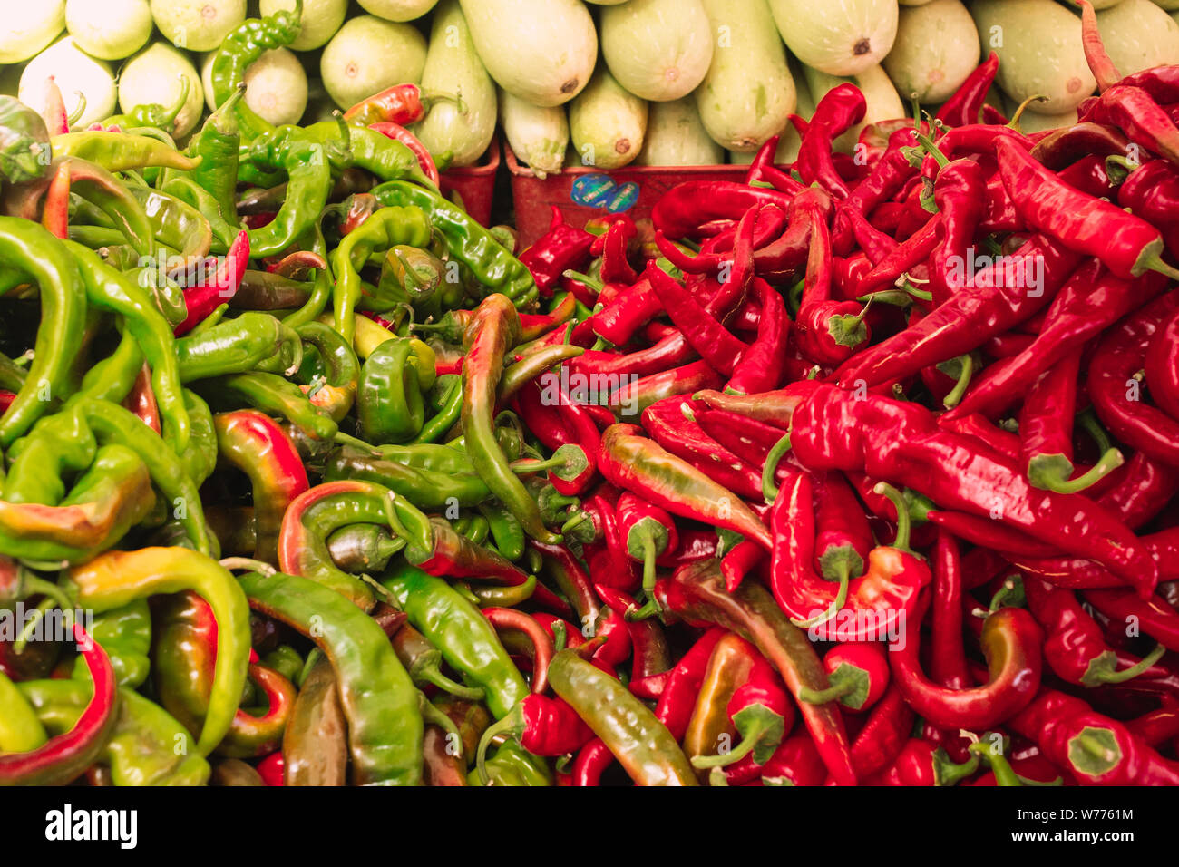Asian street mercato contadino la vendita di frutta e verdura fresca. Close up rosso e pepe verde. Colori rosso e verde. Messa a fuoco selettiva. Foto Stock