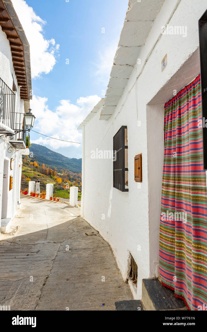 Capileira, Spain-November 15,2018: facciata di casa nel villaggio bianco di Capileira in Sierra nevada,Spagna Foto Stock