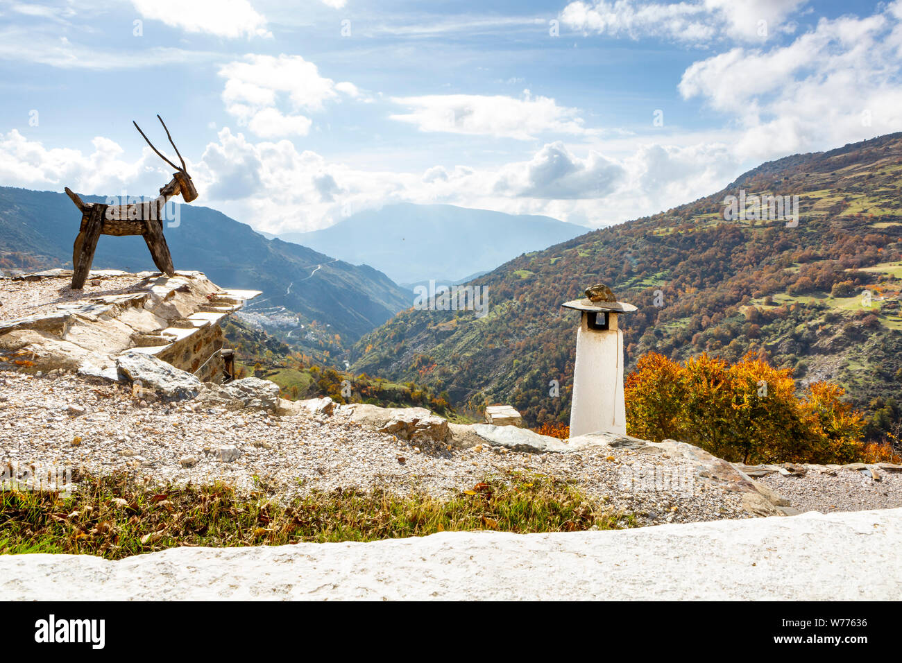 Ampio angolo di visione dal tradizionale villaggio bianco di Capileira in Sierra nevada,Spagna Foto Stock