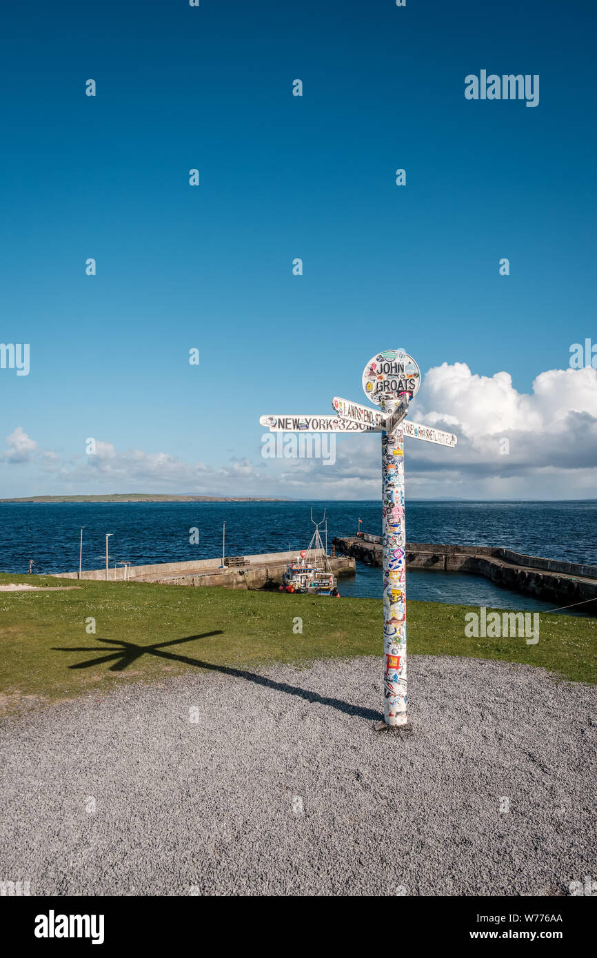 John O'Semole, Caithness in Scozia - 6 maggio 2019. Un cielo azzurro e sole sul cartello iconico di John O'Semole di Caithness a nord-est t Foto Stock