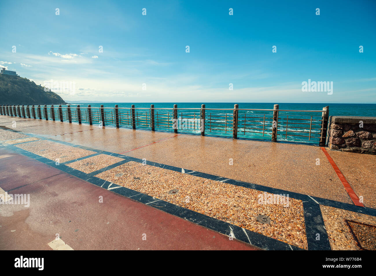 Paesaggio con passeggiata e mare. Il terrapieno in San Sebastian, Paesi Baschi, Spagna, Europa Foto Stock