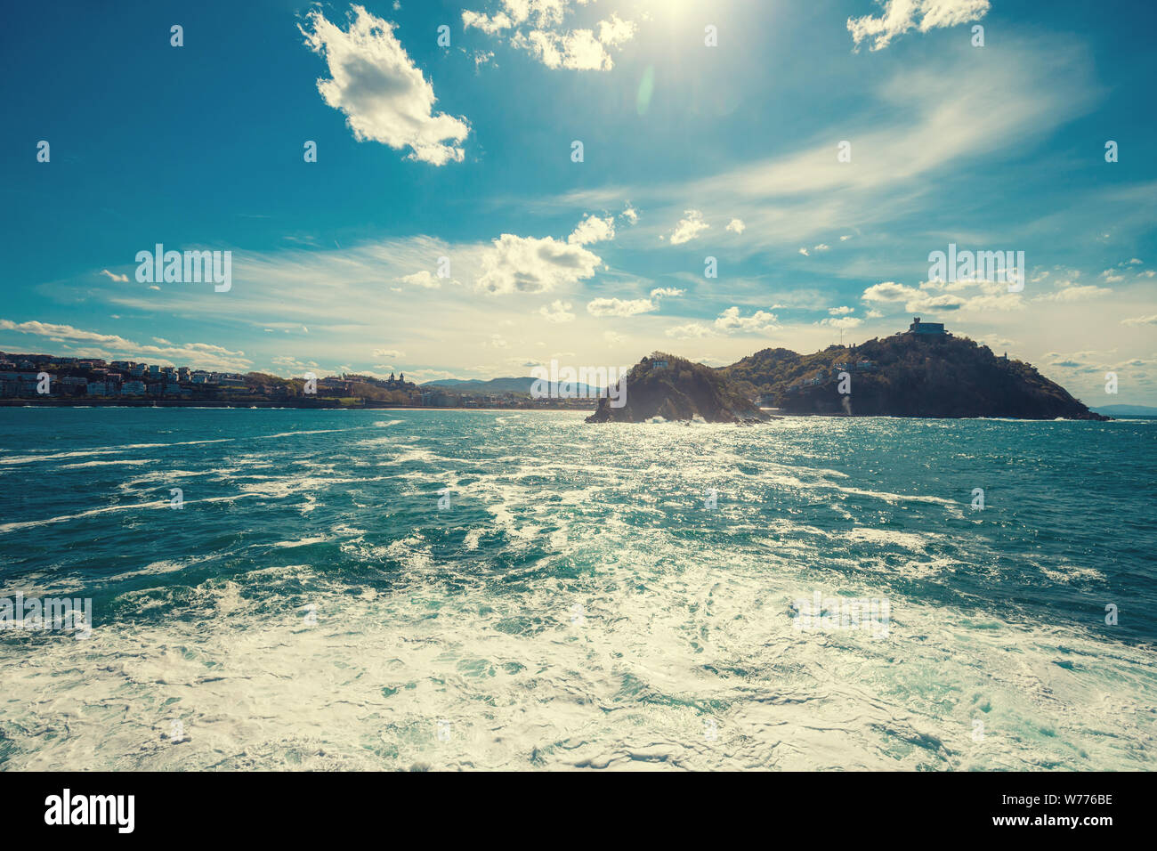 Bellissimo paesaggio marino nel nord della Spagna. La costa rocciosa in una giornata di sole. La bellissima natura, paesaggio con un mare in tempesta. San Sebastian, Paese Basco, Sp Foto Stock
