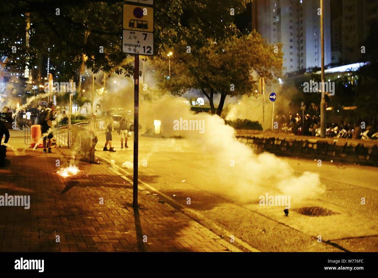 Hong Kong, Cina. 4 Ago, 2019. Le proteste continuano in vari distretti in cui i dimostranti chiedono un inchiesta indipendente dalla Commissione in relazione al recente anti-movimenti di estradizione e uno sciopero generale il 5 agosto. La polizia la distribuzione di gas lacrimogeni per disperdere la folla. Credito: Gonzales foto/Alamy Live News Foto Stock