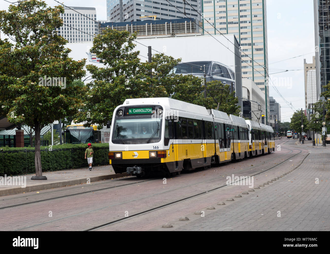 Un DART (Dallas Area Rapid Transit) luce-ferrovia treno passa nel centro di Dallas, Texas descrizione fisica: 1 Foto : Digital, file TIFF a colori. Note: titolo, data e parole chiave sulla base di informazioni fornite dal fotografo.; dono; la collina di Lyda Foundation; 2014; (DLC/PP-2014:054).; fa parte di: Lyda Hill Texas raccolta di fotografie in Carol M. Highsmith America del progetto in Carol M. Highsmith Archivio.; Foto Stock