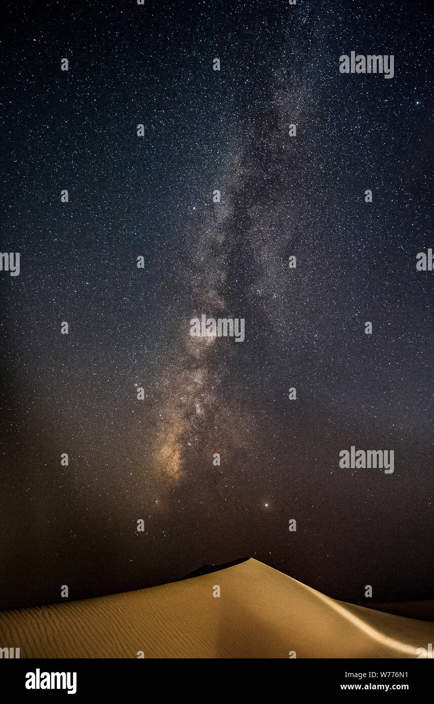 La Via Lattea oltre le dune di sabbia del Rub Al Khali desert (Empty Quarter) in Abu Dhabi, Emirati arabi uniti Foto Stock