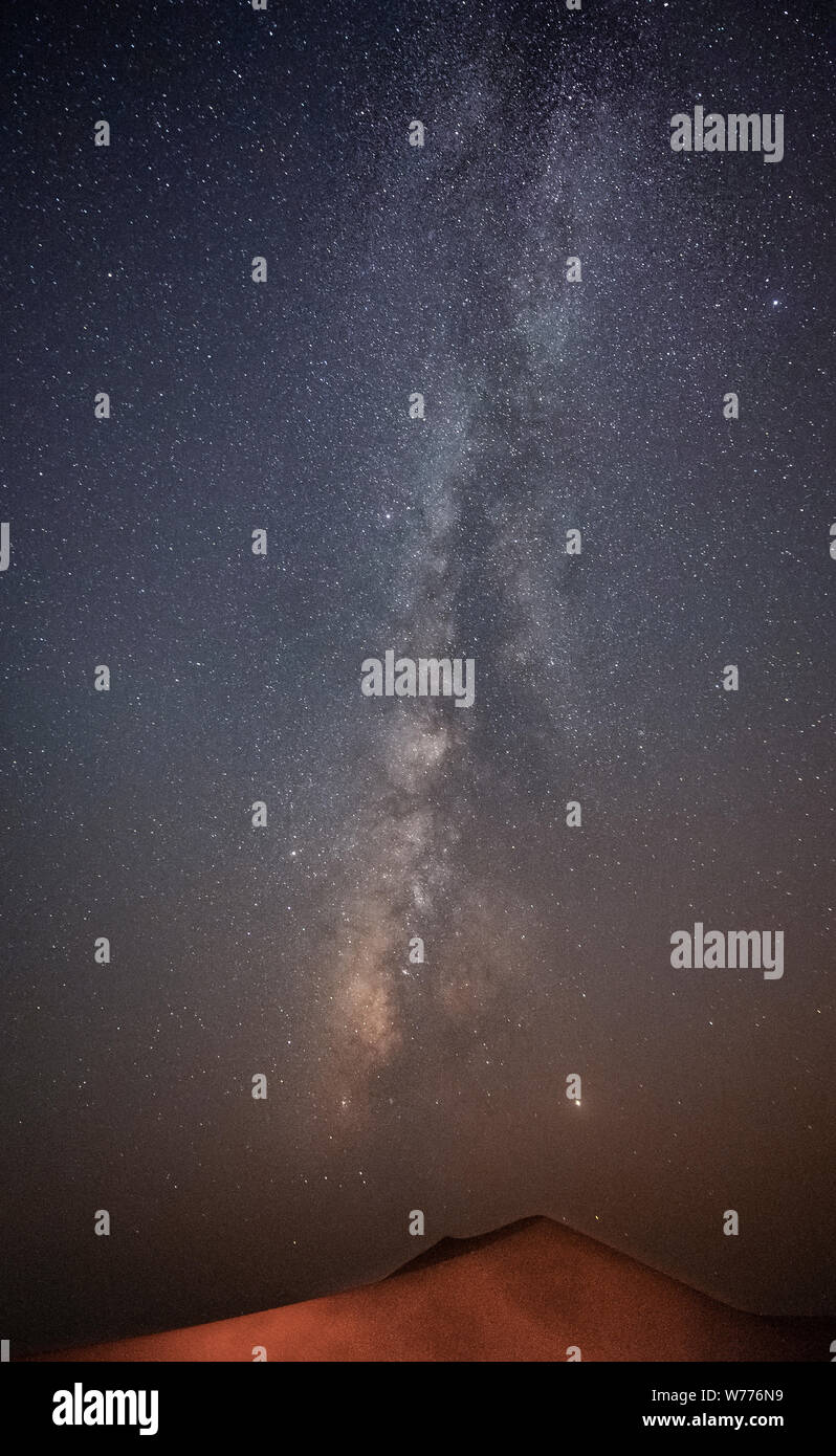La Via Lattea oltre le dune di sabbia del Rub Al Khali desert (Empty Quarter) in Abu Dhabi, Emirati arabi uniti Foto Stock