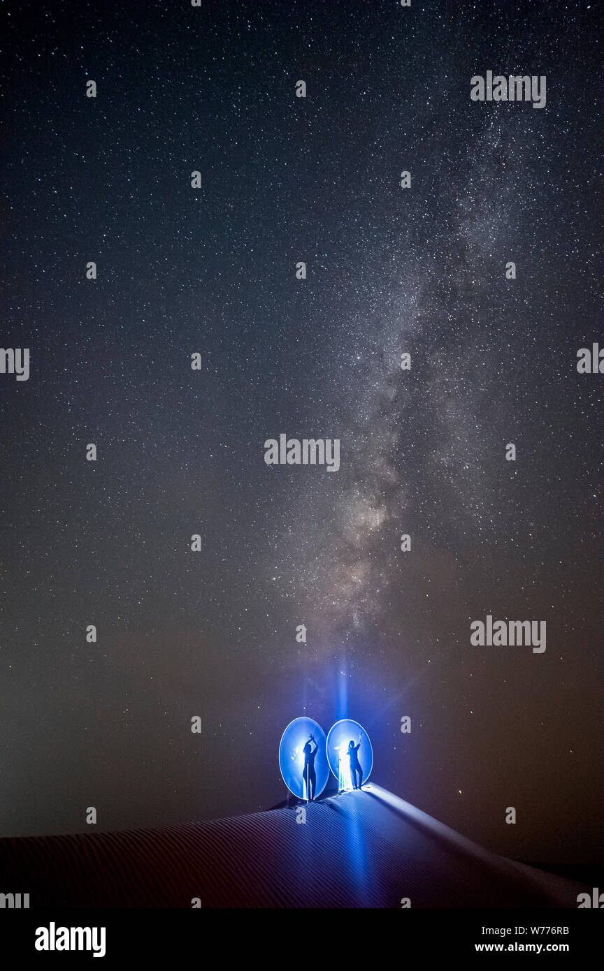 La Via Lattea oltre le dune di sabbia del Rub Al Khali desert (Empty Quarter) in Abu Dhabi, Emirati arabi uniti Foto Stock