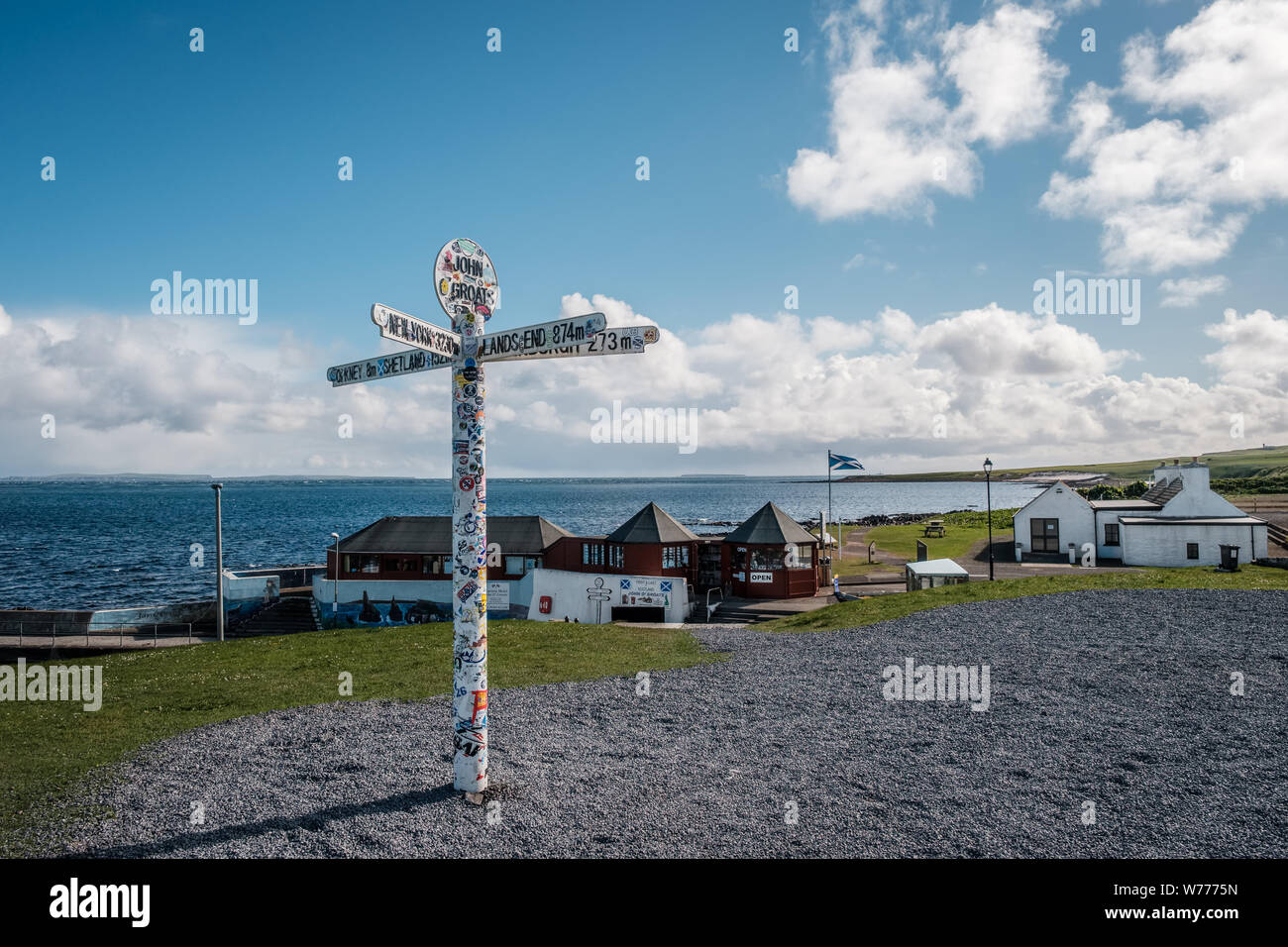 John O'Semole, Caithness in Scozia - 6 maggio 2019. Un cielo azzurro e sole sul cartello iconico di John O'Semole di Caithness a nord-est t Foto Stock