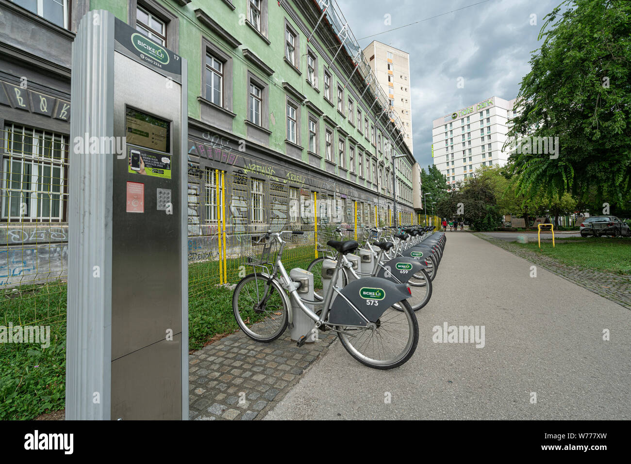 Lubiana, Slovenia. Il 3 agosto 2019. Le biciclette a noleggio in un centro città street Foto Stock