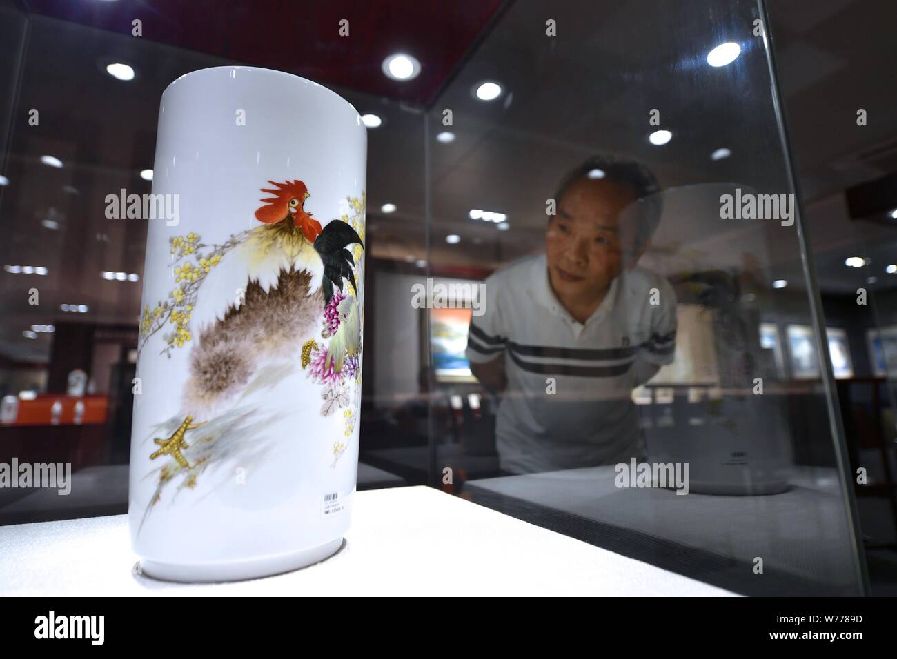 (190805) -- NANCHANG, e il Agosto 5, 2019 (Xinhua) -- Mao Guanghui viste la sua creazione visualizzato presso la sala delle esposizioni di una ceramica Research Institute di Jingdezhen, Cina orientale della provincia di Jiangxi, 2 agosto 2019. Mao Guanghui, un 56-anno-vecchio maestro senior di arti e mestieri nella provincia di Jiangxi, si dedica alla pittura su porcellana fin dall'età di 13. Come una terza generazione di discepolo di Deng Bishan (1874-1930), una delle 'Otto Amici di Zhushan', un gruppo di artigiani di Jingdezhen ampiamente noti per le loro innovazioni in porcellana dipinto, Mao ha ereditato non solo la capacità ma anche la tecnica di crea Foto Stock