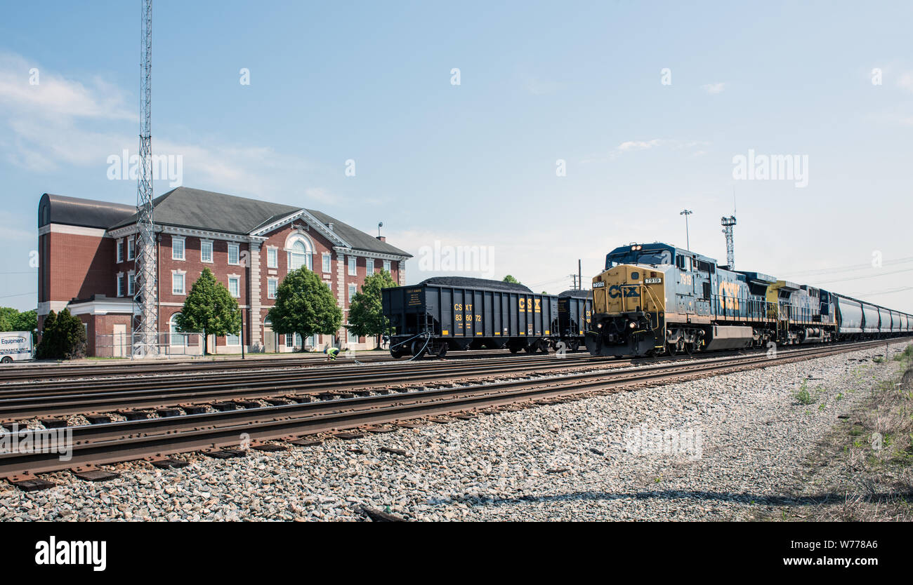 Una locomotiva diesel e nolo auto, e una linea di tramogge riempito di carbone, sedersi dietro il CSX stazione ferroviaria a Huntington, West Virginia descrizione fisica: 1 Foto : Digital, file TIFF a colori. Note: Acquisto; Carol M. Highsmith fotografia, Inc.; 2015; (DLC/PP-2015:055).; Foto Stock