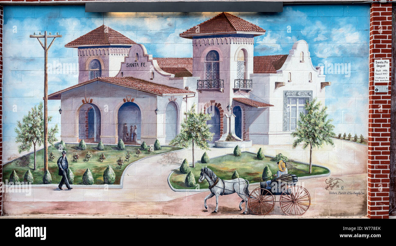 Un murale di downtown, artista Crystal Goodman, raffigurante l'originale Santa Fe railroad depot in San Angelo, la sede di Tom Green County, Texas descrizione fisica: 1 Foto : Digital, file TIFF a colori. Note: titolo, data e parole chiave sulla base di informazioni fornite dal fotografo.; dono; la collina di Lyda Foundation; 2014; (DLC/PP-2014:054).; fa parte di: Lyda Hill Texas raccolta di fotografie in Carol M. Highsmith America del progetto in Carol M. Highsmith Archivio.; Foto Stock