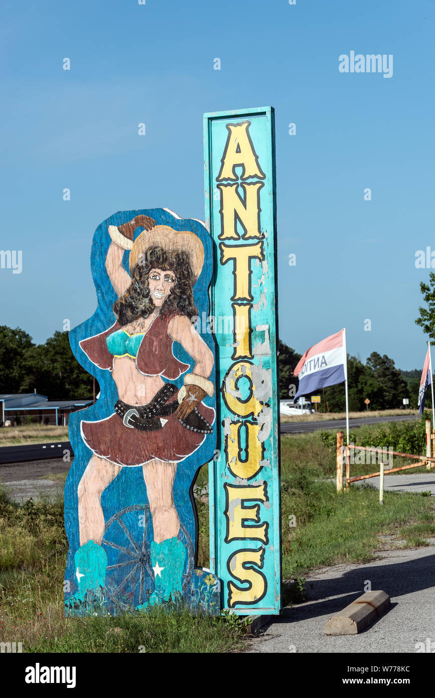 Un recupero cowgirl-tema pubblicità segno per la ruota del carro Antique Mall nella città di Murchison in Henderson County, Texas descrizione fisica: 1 Foto : Digital, file TIFF a colori. Note: titolo, data e parole chiave sulla base di informazioni fornite dal fotografo.; dono; la collina di Lyda Foundation; 2014; (DLC/PP-2014:054).; fa parte di: Lyda Hill Texas raccolta di fotografie in Carol M. Highsmith America del progetto in Carol M. Highsmith Archivio.; Foto Stock