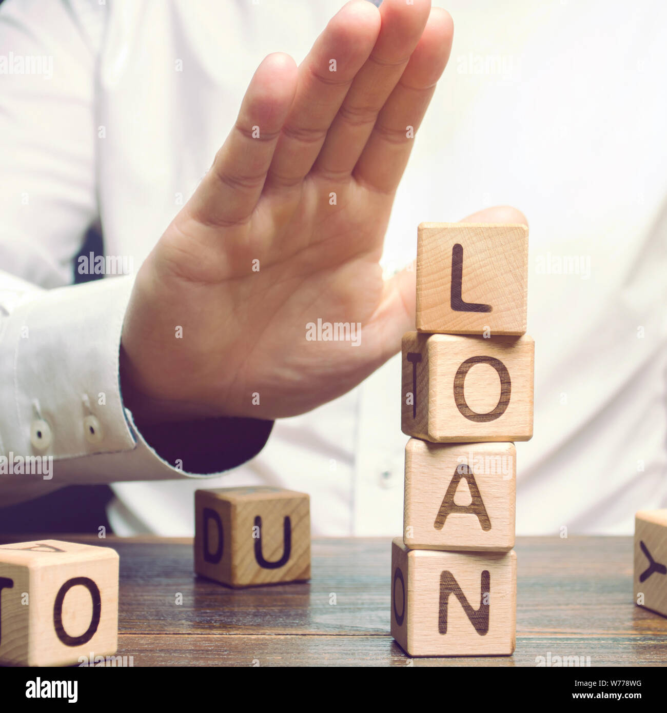 L imprenditore rifiuta costoso e rischioso prestiti. Gestione aziendale e investimenti ricerca. Gli investimenti in sviluppo. La banca si rifiuta di rilasciare un l Foto Stock