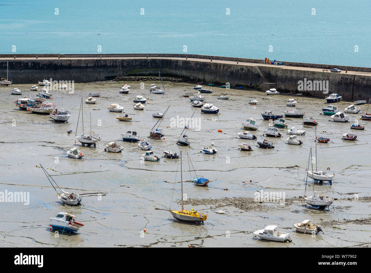 Granville porta di essiccazione o porto a secco con barche a filamento con la bassa marea, Normandia, Francia. Foto Stock