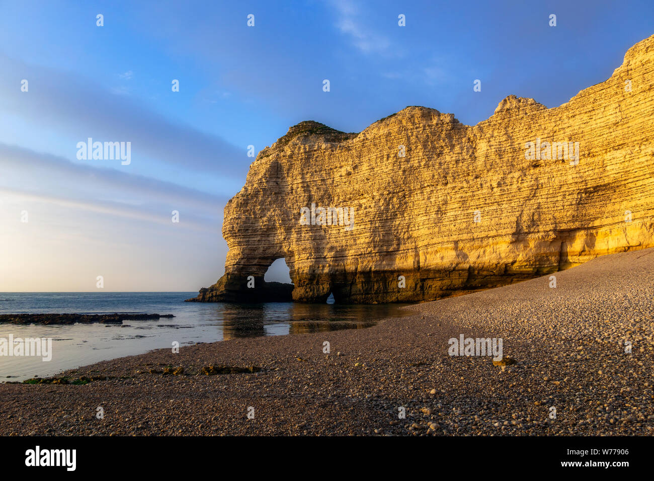 Falaise d'Amont, iconico roccia calcarea della costa della Normandia, Etretat, crepuscolo di scenario o paesaggio, Francia Foto Stock
