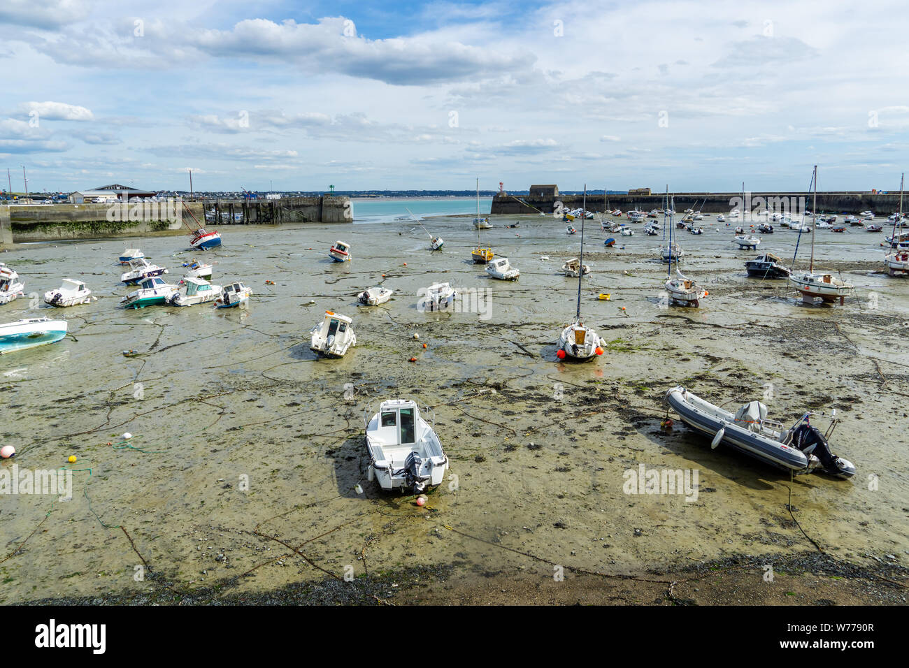 Granville porta di essiccazione o porto a secco con barche a filamento con la bassa marea, Normandia, Francia. Foto Stock