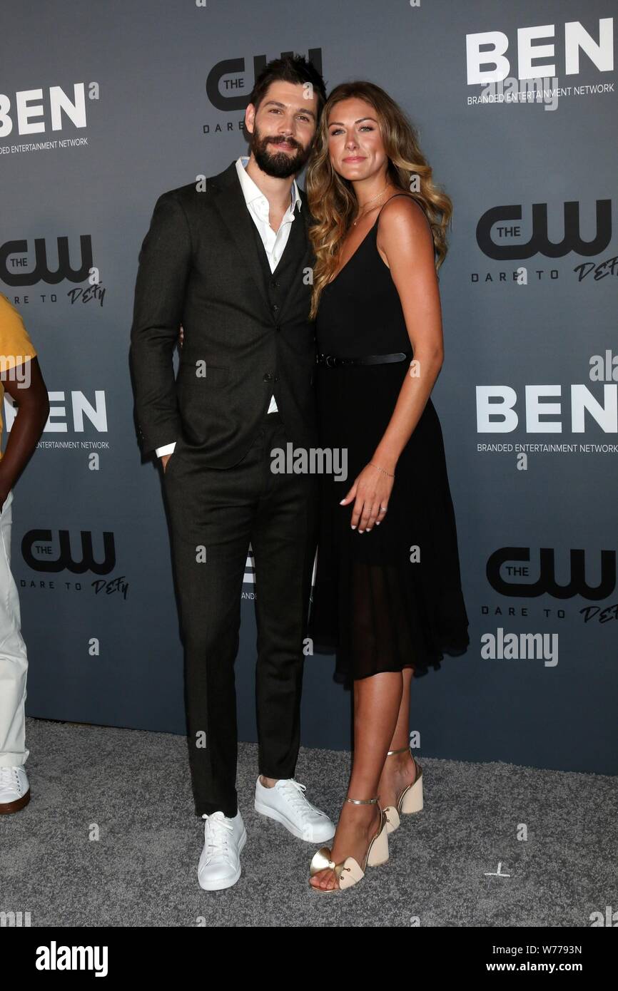 Beverly Hills, CA. 4 Ago, 2019. Casey Deidrick, Perry Mattfeld all'arrivo del CW TCA estate tutte le Star Party, il Beverly Hilton di Beverly Hills, CA il 4 agosto 2019. Credito: Priscilla concedere/Everett raccolta/Alamy Live News Foto Stock