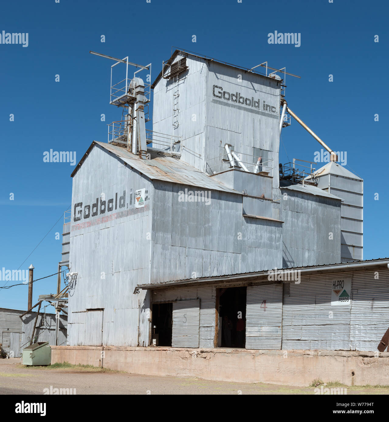 Un elevatore del grano in Marfa, una città sorprendente nel Presidio County, Texas descrizione fisica: 1 Foto : Digital, file TIFF a colori. Note: sorprendente perché, a differenza della maggior parte che circonda i settori agricoltura e allevamento città dell'alto deserto del Texas Trans-Pecos regione, Marfa ha coltivato una reputazione come un sofisticato centro delle arti ed è sede di numerose gallerie d'arte. Si tratta di una destinazione turistica e un centro riconosciuto per l'arte minimalista, per non menzionare il centro di attenzione per la sua misteriosa Marfa luci -- incandescente, fantasmi di luci che appaiono, almeno per alcuni, al di fuori della città.; titolo Foto Stock