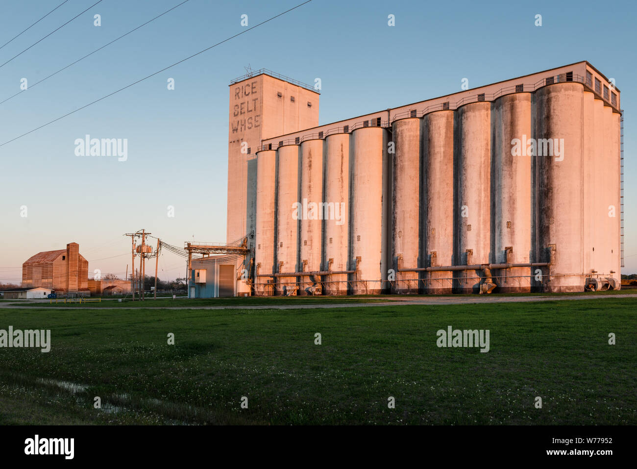 Un elevatore del grano nella città di Edna nella Contea di Jackson nel sud-est del Texas descrizione fisica: 1 Foto : Digital, file TIFF a colori. Note: Edna è chiamato dopo una figlia del conte Giuseppe Telfener, un imprenditore italiano che era la costruzione di una ferrovia da Rosenberg a Victoria in 1880.; titolo, data e parole chiave sulla base di informazioni fornite dal fotografo.; dono; la collina di Lyda Foundation; 2014; (DLC/PP-2014:054).; fa parte di: Lyda Hill Texas raccolta di fotografie in Carol M. Highsmith America del progetto in Carol M. Highsmith Archivio.; Foto Stock