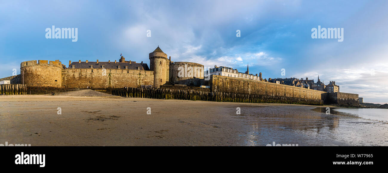 Saint Malo cityscape o skyline al tramonto. Mura medievali che circondano il centro storico dalla Plage de l'Eventail panoramici, Brittany, Francia. Foto Stock