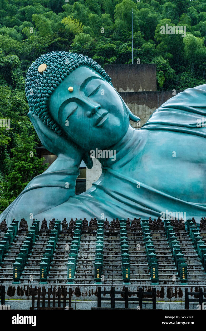 Buddha reclinato statua a Nanzoin tempio di Sasaguri, Prefettura di Fukuoka, Giappone Foto Stock