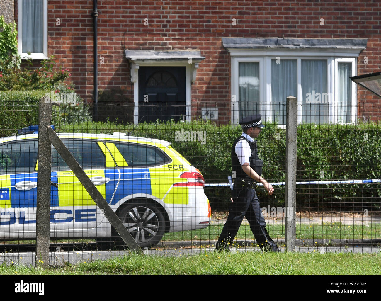 La polizia di Waltheof Giardini in Tottenham, nord di Londra dopo un 89-anno-vecchia donna è stato trovato ucciso nella sua propria casa. Foto Stock